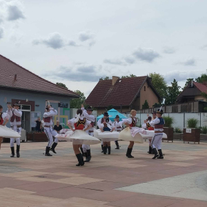 Zespól tańczy i kręci się